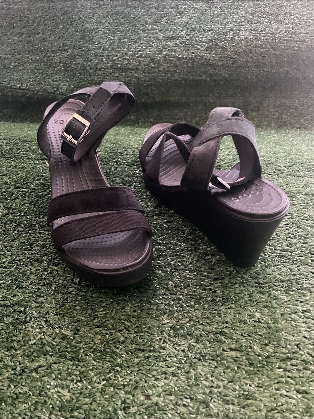 Crocs Women’s Size 8 Leigh II Cross Strap Strappy Ankle Wedge Sandals Black